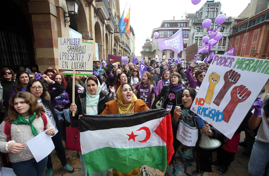 La plaza del Ayuntamiento de la capital asturiana se tiñó de morado para reivindicar la «lucha por la igualdad real» en la huelga feminista convocada para este 8M.