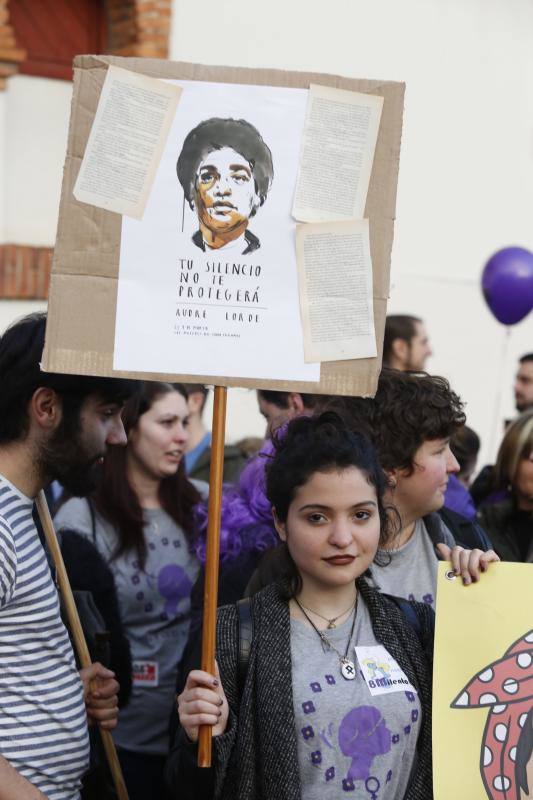 Cien mil personas reivindicaron el feminismo en Gijón en otra jornada histórica. Los carteles que portaban las manifestantes eran un claro símbolo de las protestas que inundaron la calle este viernes.