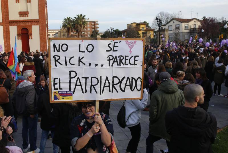 Cien mil personas reivindicaron el feminismo en Gijón en otra jornada histórica. Los carteles que portaban las manifestantes eran un claro símbolo de las protestas que inundaron la calle este viernes.