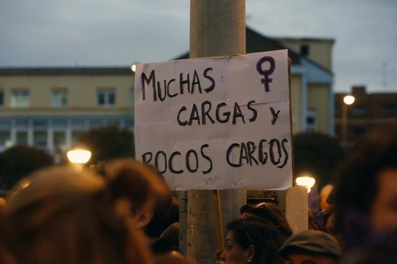 Cien mil personas reivindicaron el feminismo en Gijón en otra jornada histórica. Los carteles que portaban las manifestantes eran un claro símbolo de las protestas que inundaron la calle este viernes.