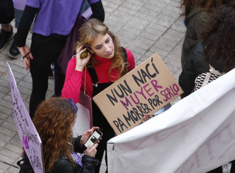 Cien mil personas reivindicaron el feminismo en Gijón en otra jornada histórica. Los carteles que portaban las manifestantes eran un claro símbolo de las protestas que inundaron la calle este viernes.