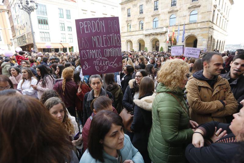 Cien mil personas reivindicaron el feminismo en Gijón en otra jornada histórica. Los carteles que portaban las manifestantes eran un claro símbolo de las protestas que inundaron la calle este viernes.