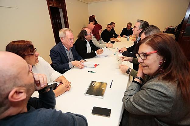 Reunión celebrada ayer en el Hotel Asturias entre comerciantes, federación vecinal y grupos de la oposición. 