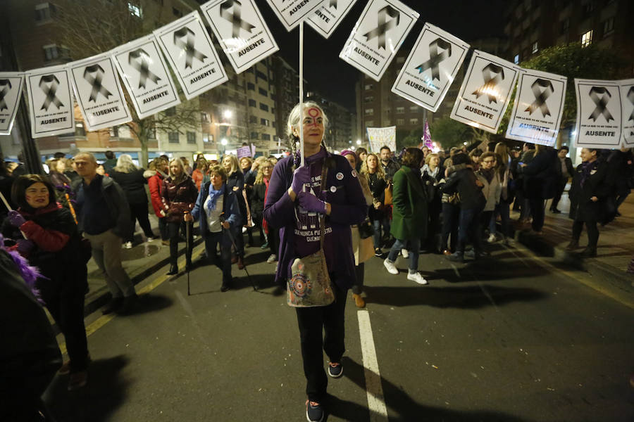 Miles de personas recorren las calles de la ciudad en la gran manifestación convocada en Asturias por el Día de la Mujer