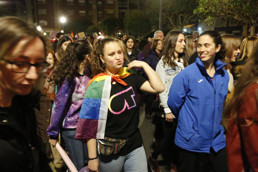 Miles de personas recorren las calles de la ciudad en la gran manifestación convocada en Asturias por el Día de la Mujer