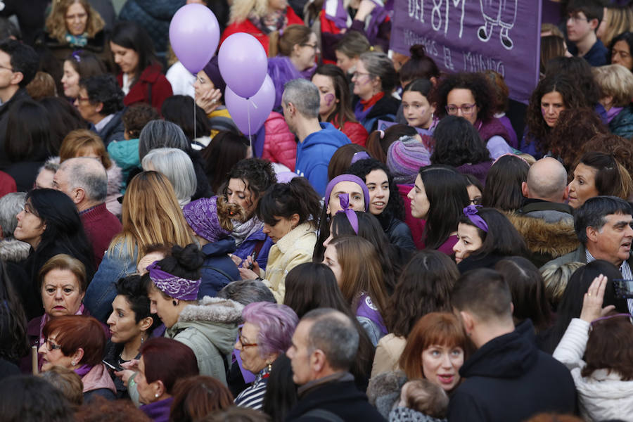 Miles de personas recorren las calles de la ciudad en la gran manifestación convocada en Asturias por el Día de la Mujer