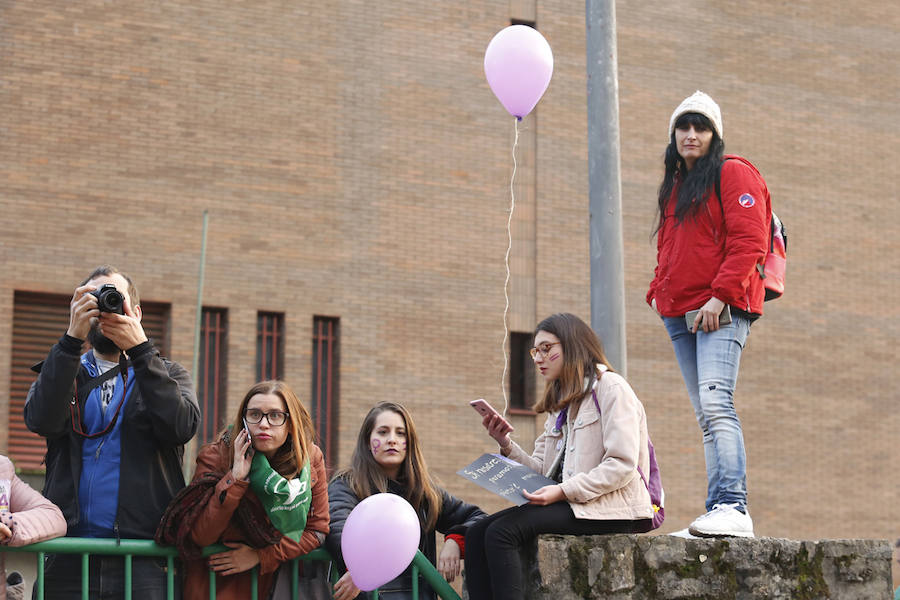 Miles de personas recorren las calles de la ciudad en la gran manifestación convocada en Asturias por el Día de la Mujer