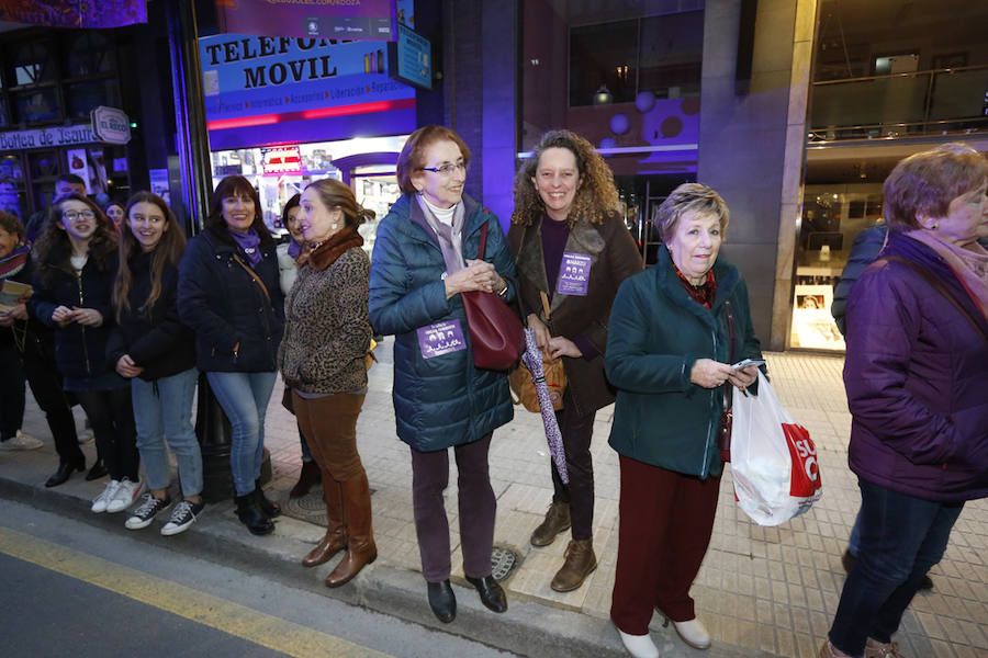 Miles de personas recorren las calles de la ciudad en la gran manifestación convocada en Asturias por el Día de la Mujer