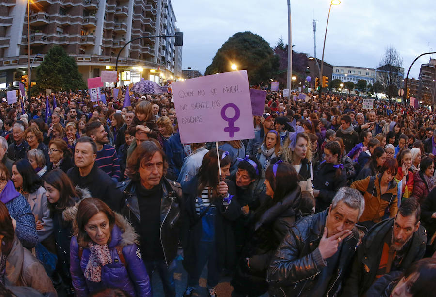 Miles de personas recorren las calles de la ciudad en la gran manifestación convocada en Asturias por el Día de la Mujer