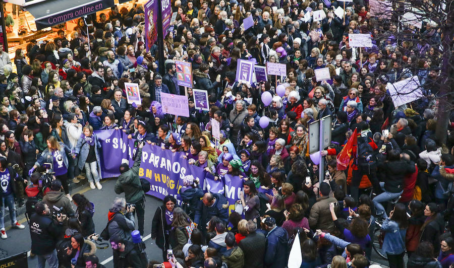 Miles de personas recorren las calles de la ciudad en la gran manifestación convocada en Asturias por el Día de la Mujer