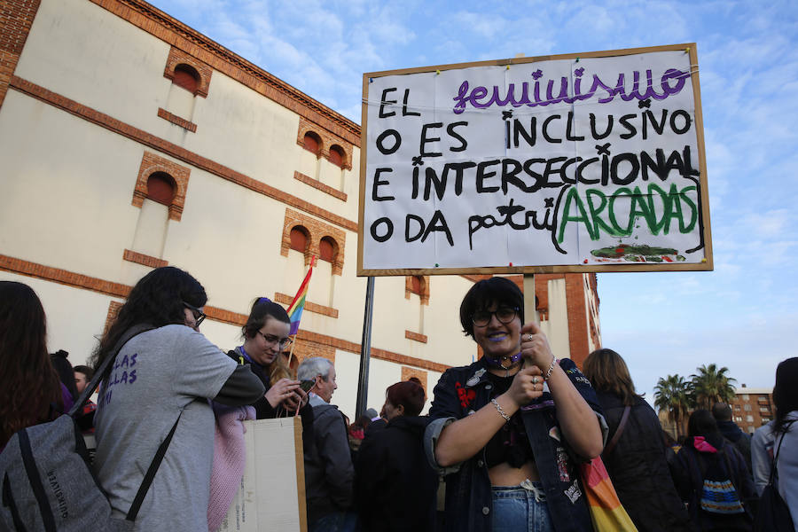 Miles de personas recorren las calles de la ciudad en la gran manifestación convocada en Asturias por el Día de la Mujer