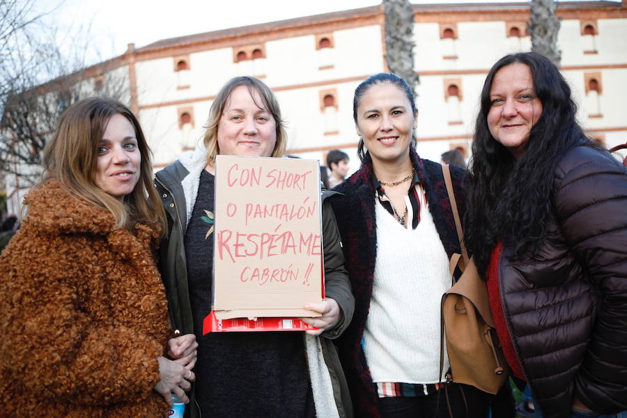 Cientos de personas recorren las cale de la ciudad en la gran manifestación convocada en Asturias por el Día de la Mujer