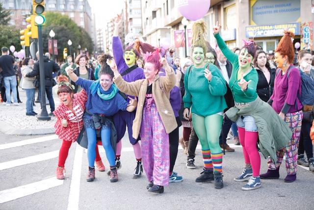 Cientos de personas recorren las cale de la ciudad en la gran manifestación convocada en Asturias por el Día de la Mujer