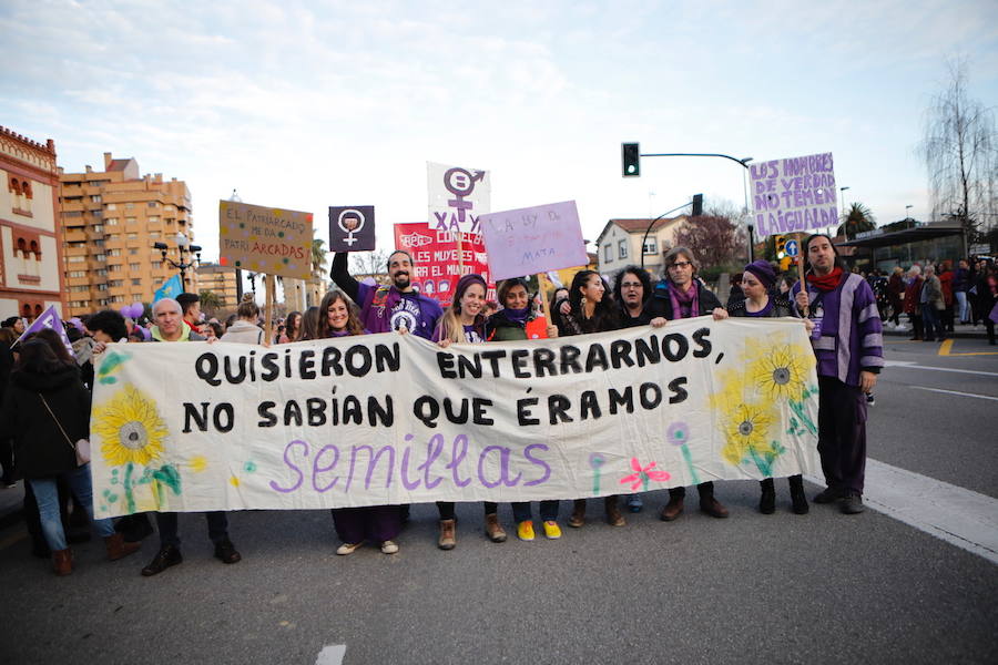 Cientos de personas recorren las cale de la ciudad en la gran manifestación convocada en Asturias por el Día de la Mujer