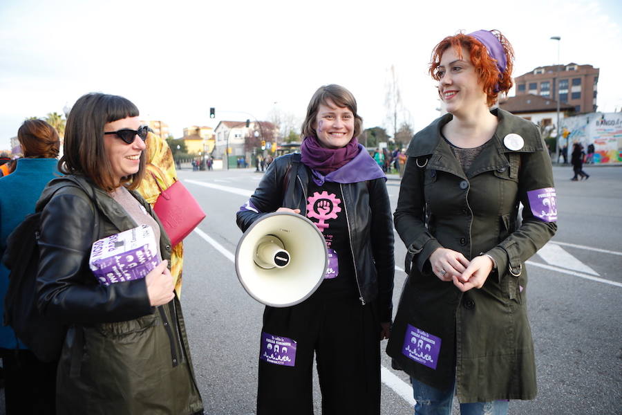 Cientos de personas recorren las cale de la ciudad en la gran manifestación convocada en Asturias por el Día de la Mujer