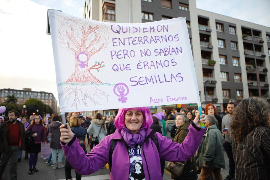 Cientos de personas recorren las cale de la ciudad en la gran manifestación convocada en Asturias por el Día de la Mujer