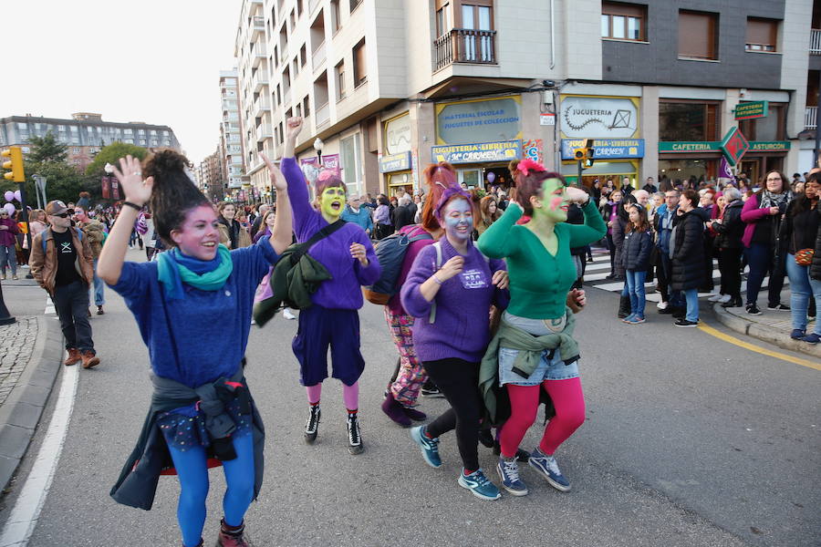 Cientos de personas recorren las cale de la ciudad en la gran manifestación convocada en Asturias por el Día de la Mujer