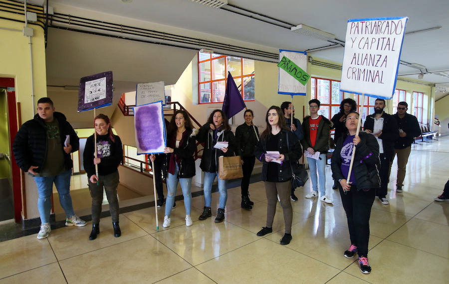 El piquete ha recorrido los pasillos de los centros del campus y han entrado en las aulas para informar de los objetivos de esta huelga del 8M