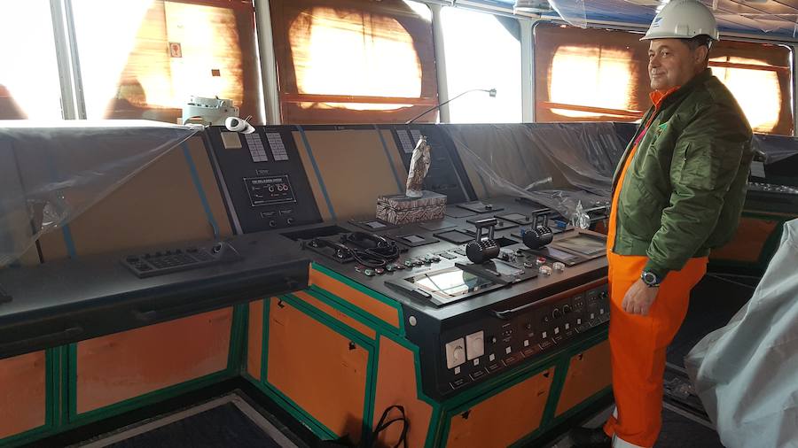 El capitán Gil con la Virgen en el puente de mando. 