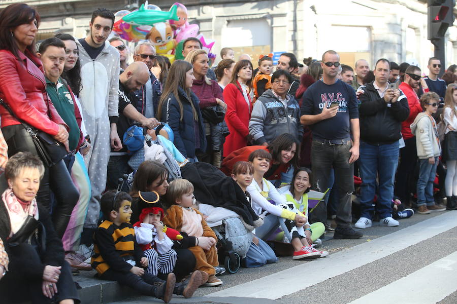 El tradicional desfile del carnaval ovetense homenajea al séptimo arte y llena las calles de la capital asturiana de originalidad y color.