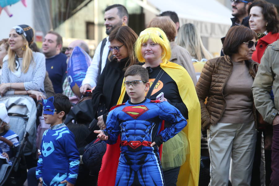 El tradicional desfile del carnaval ovetense homenajea al séptimo arte y llena las calles de la capital asturiana de originalidad y color.