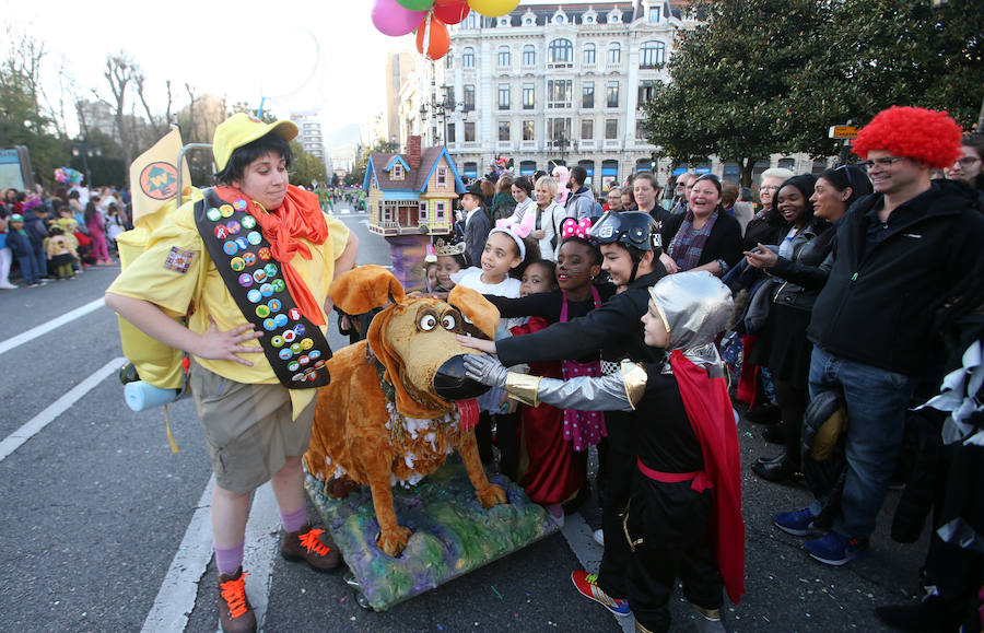 El tradicional desfile del carnaval ovetense homenajea al séptimo arte y llena las calles de la capital asturiana de originalidad y color.