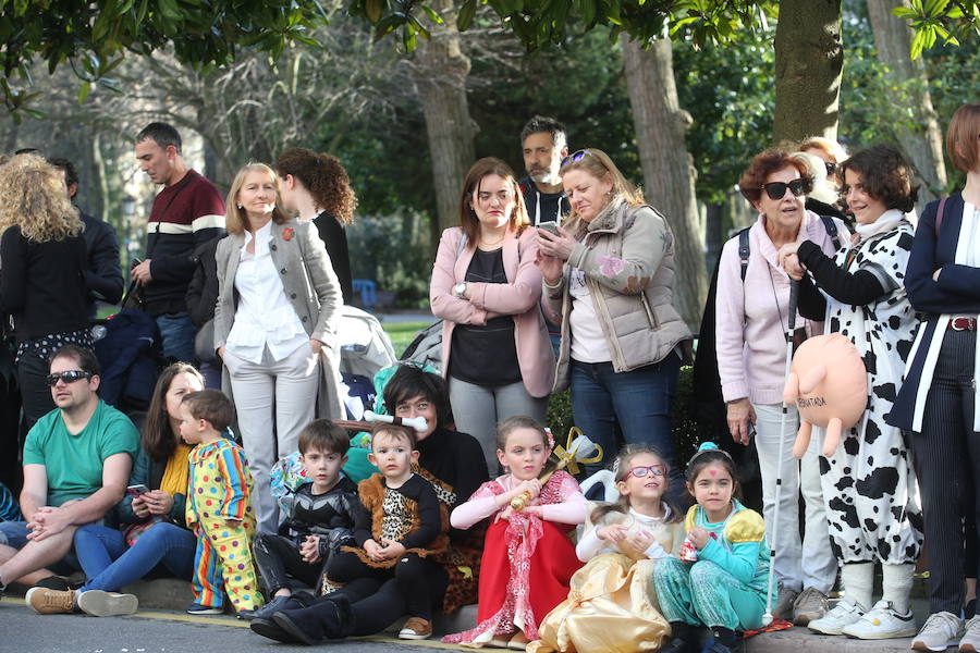 El tradicional desfile del carnaval ovetense homenajea al séptimo arte y llena las calles de la capital asturiana de originalidad y color.