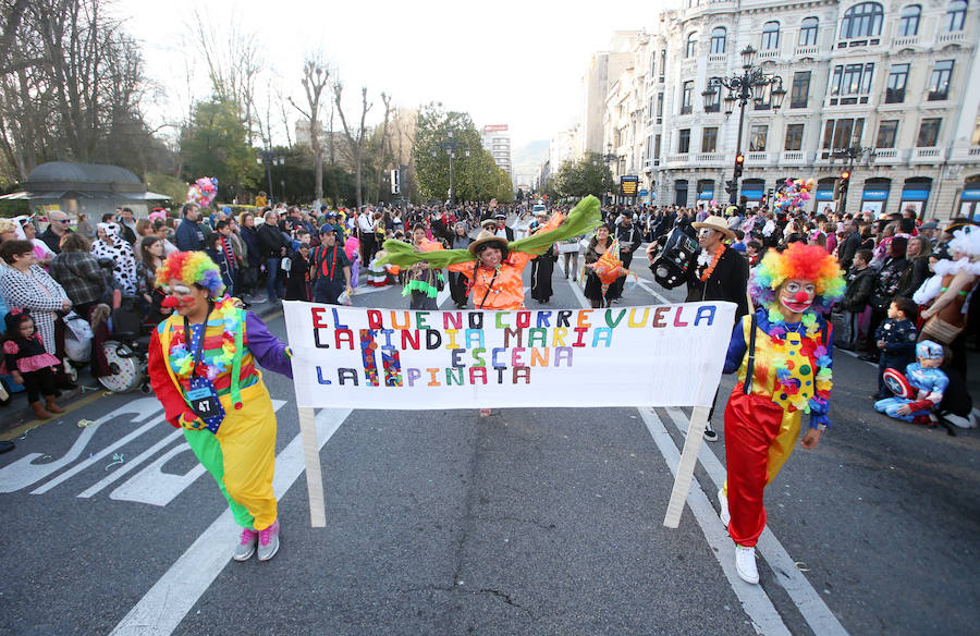 El tradicional desfile del carnaval ovetense homenajea al séptimo arte y llena las calles de la capital asturiana de originalidad y color.