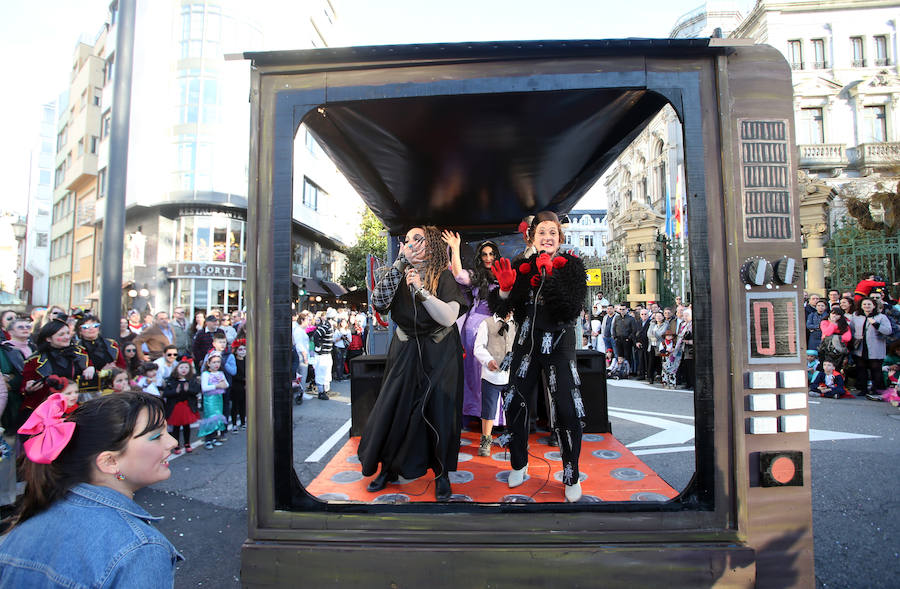 El tradicional desfile del carnaval ovetense homenajea al séptimo arte y llena las calles de la capital asturiana de originalidad y color.