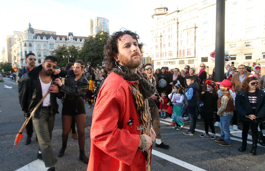 El tradicional desfile del carnaval ovetense homenajea al séptimo arte y llena las calles de la capital asturiana de originalidad y color.