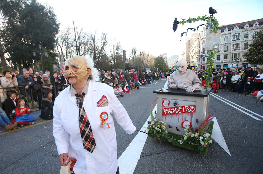 El tradicional desfile del carnaval ovetense homenajea al séptimo arte y llena las calles de la capital asturiana de originalidad y color.