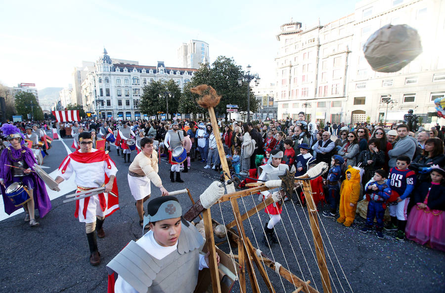 El tradicional desfile del carnaval ovetense homenajea al séptimo arte y llena las calles de la capital asturiana de originalidad y color.