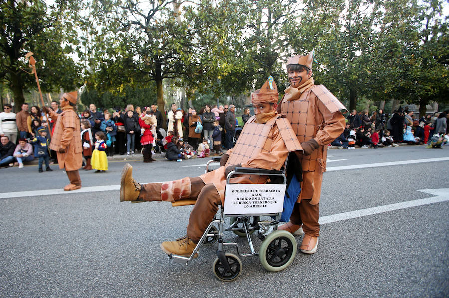 El tradicional desfile del carnaval ovetense homenajea al séptimo arte y llena las calles de la capital asturiana de originalidad y color.