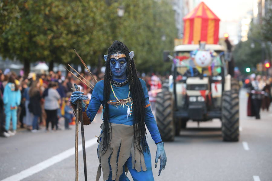 El tradicional desfile del carnaval ovetense homenajea al séptimo arte y llena las calles de la capital asturiana de originalidad y color.