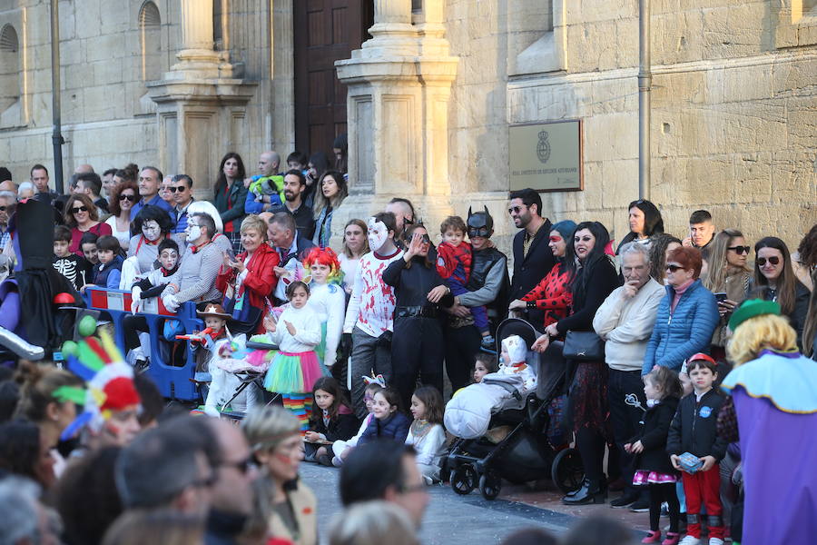 El tradicional desfile del carnaval ovetense homenajea al séptimo arte y llena las calles de la capital asturiana de originalidad y color.