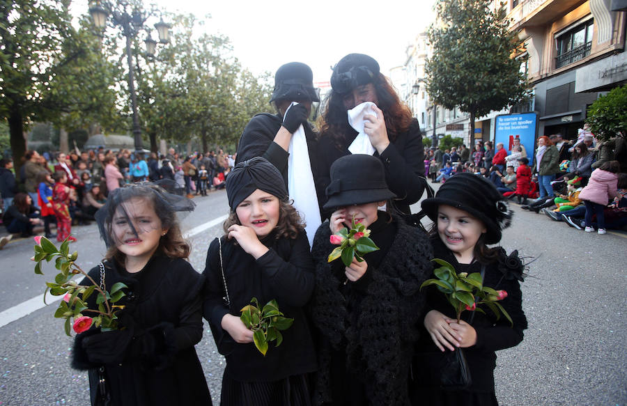 El tradicional desfile del carnaval ovetense homenajea al séptimo arte y llena las calles de la capital asturiana de originalidad y color.