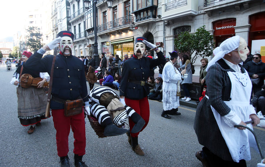 El tradicional desfile del carnaval ovetense homenajea al séptimo arte y llena las calles de la capital asturiana de originalidad y color.