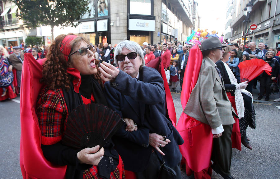 El tradicional desfile del carnaval ovetense homenajea al séptimo arte y llena las calles de la capital asturiana de originalidad y color.