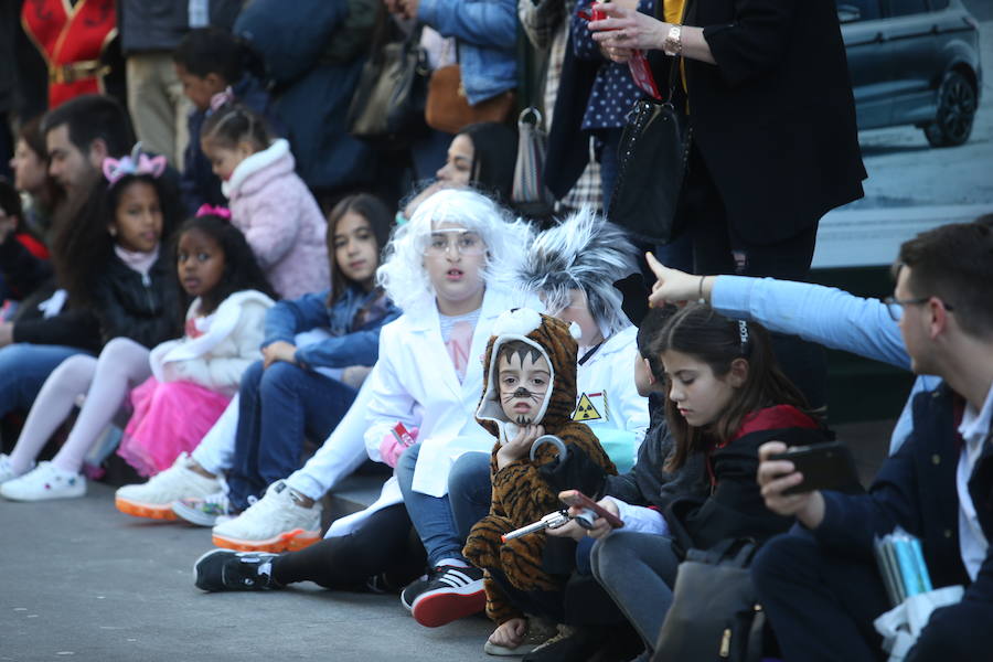 El tradicional desfile del carnaval ovetense homenajea al séptimo arte y llena las calles de la capital asturiana de originalidad y color.