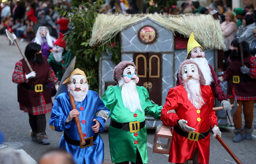 El tradicional desfile del carnaval ovetense homenajea al séptimo arte y llena las calles de la capital asturiana de originalidad y color.