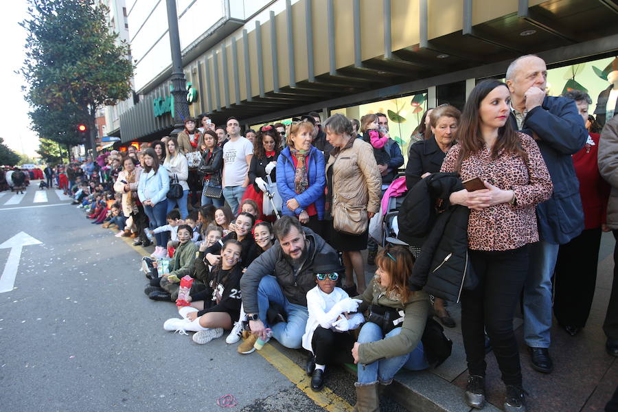 El tradicional desfile del carnaval ovetense homenajea al séptimo arte y llena las calles de la capital asturiana de originalidad y color.