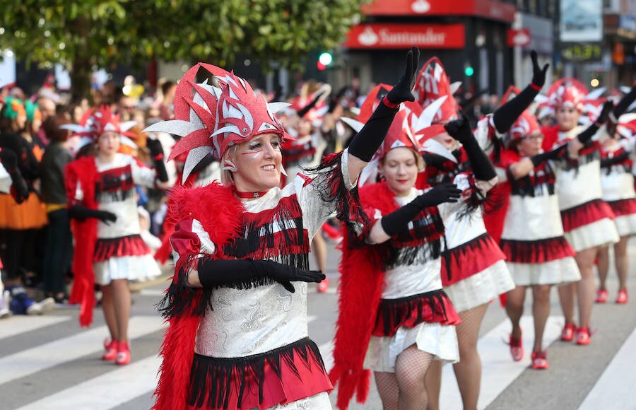 El tradicional desfile del carnaval ovetense homenajea al séptimo arte y llena las calles de la capital asturiana de originalidad y color.