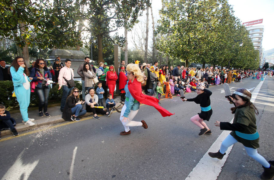 El tradicional desfile del carnaval ovetense homenajea al séptimo arte y llena las calles de la capital asturiana de originalidad y color.