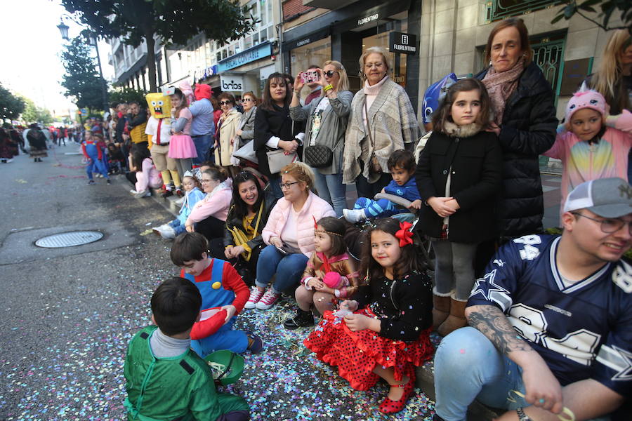 El tradicional desfile del carnaval ovetense homenajea al séptimo arte y llena las calles de la capital asturiana de originalidad y color.