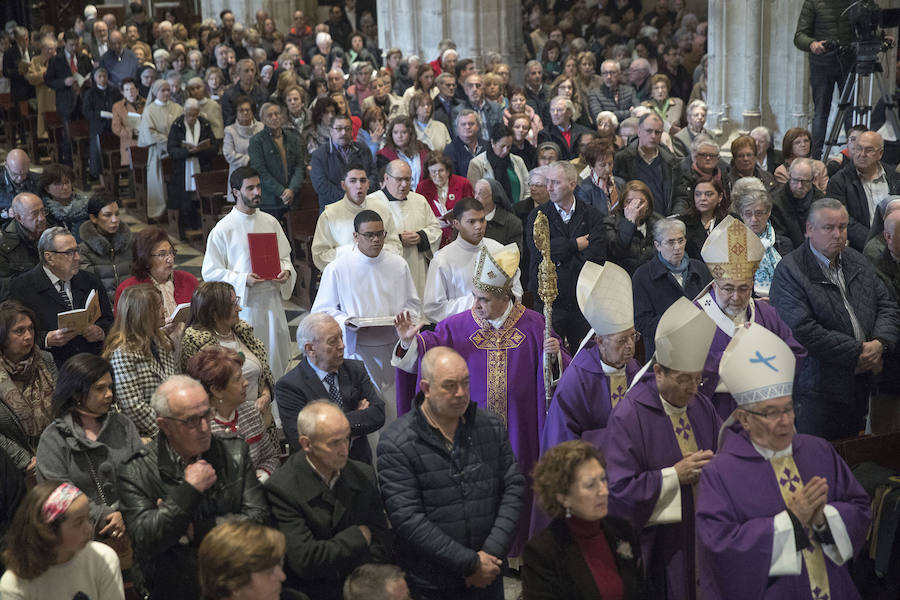 «Todos estamos preocupados por los escándalos que parecen no tener fin», aseguró el cardenal Angelo Becciu en una ceremonia abarrotada, donde el representante de la Santa Sede ha asegurado que «el mensaje de estos seminaristas mártires habla a España y habla a Europa con sus comunes raíces cristianas».