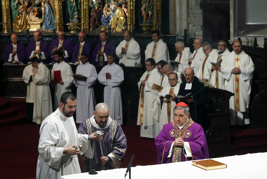 «Todos estamos preocupados por los escándalos que parecen no tener fin», aseguró el cardenal Angelo Becciu en una ceremonia abarrotada, donde el representante de la Santa Sede ha asegurado que «el mensaje de estos seminaristas mártires habla a España y habla a Europa con sus comunes raíces cristianas».