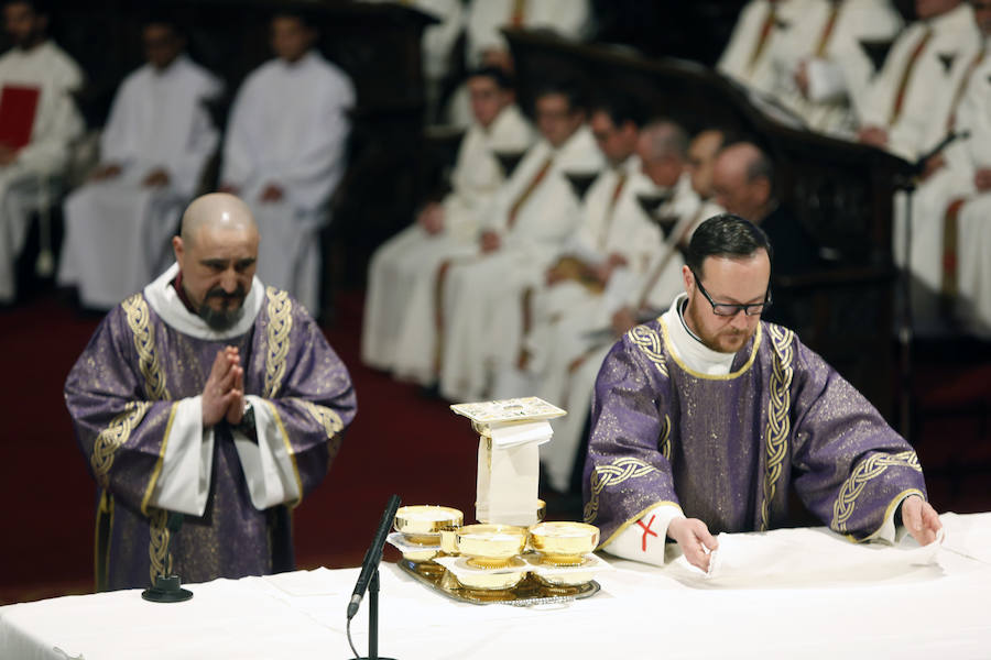«Todos estamos preocupados por los escándalos que parecen no tener fin», aseguró el cardenal Angelo Becciu en una ceremonia abarrotada, donde el representante de la Santa Sede ha asegurado que «el mensaje de estos seminaristas mártires habla a España y habla a Europa con sus comunes raíces cristianas».