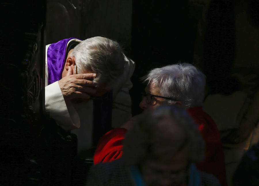 «Todos estamos preocupados por los escándalos que parecen no tener fin», aseguró el cardenal Angelo Becciu en una ceremonia abarrotada, donde el representante de la Santa Sede ha asegurado que «el mensaje de estos seminaristas mártires habla a España y habla a Europa con sus comunes raíces cristianas».