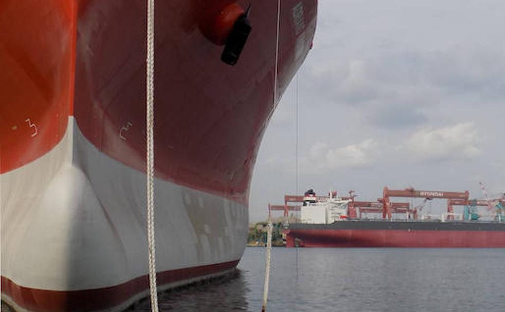 El 'Adriano' recibe los últimos retoques en uno de los muelles del astillero de Ulsan, en Corea del Sur. Es el primer metanero de Endesa. 