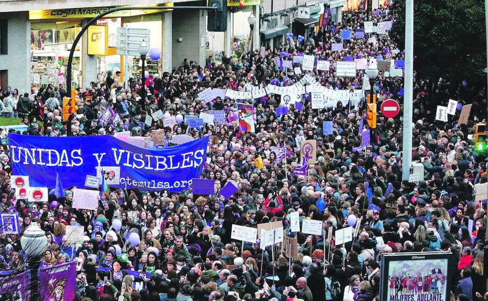 Cien mil personas, según las organizaciones convocantes, se sumaron a la manifestación de Gijón.